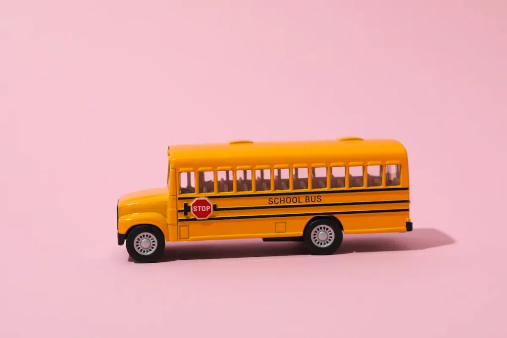 scuolabus bambini dimentica a bordo